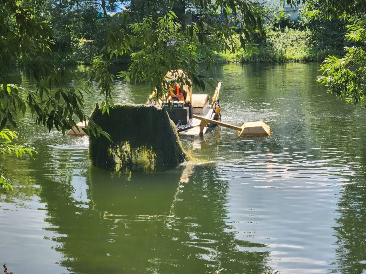 В городском округе Люберцы приступили к очистке пруда на улице Лорха