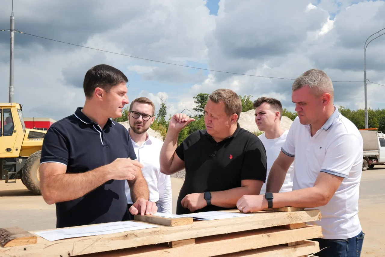 Владимир Волков проинспектировал ход строительства надземного пешеходного перехода через М-5 «Урал»