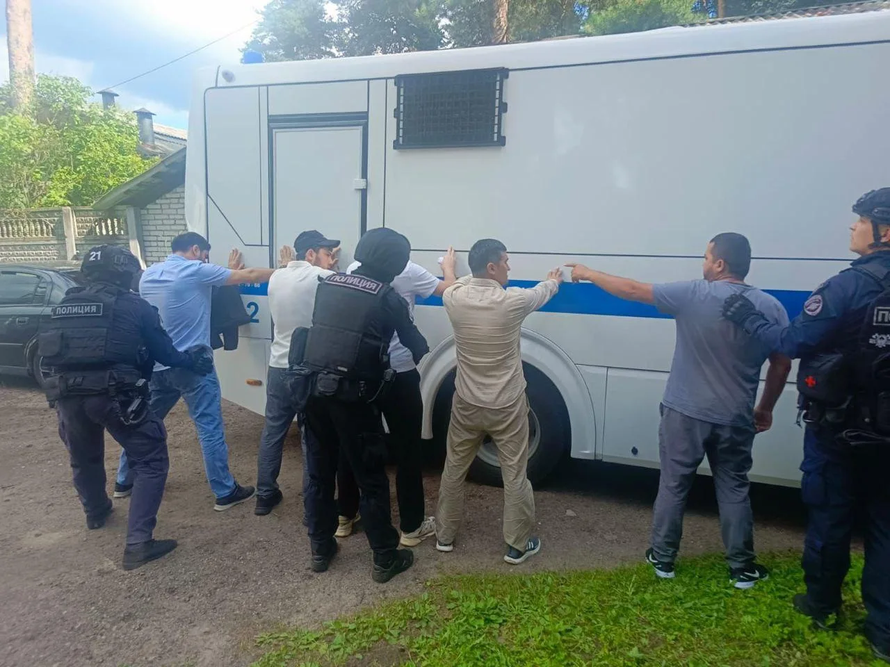 30 иностранцев доставили в полицию для проверки по итогам рейда в Люберцах