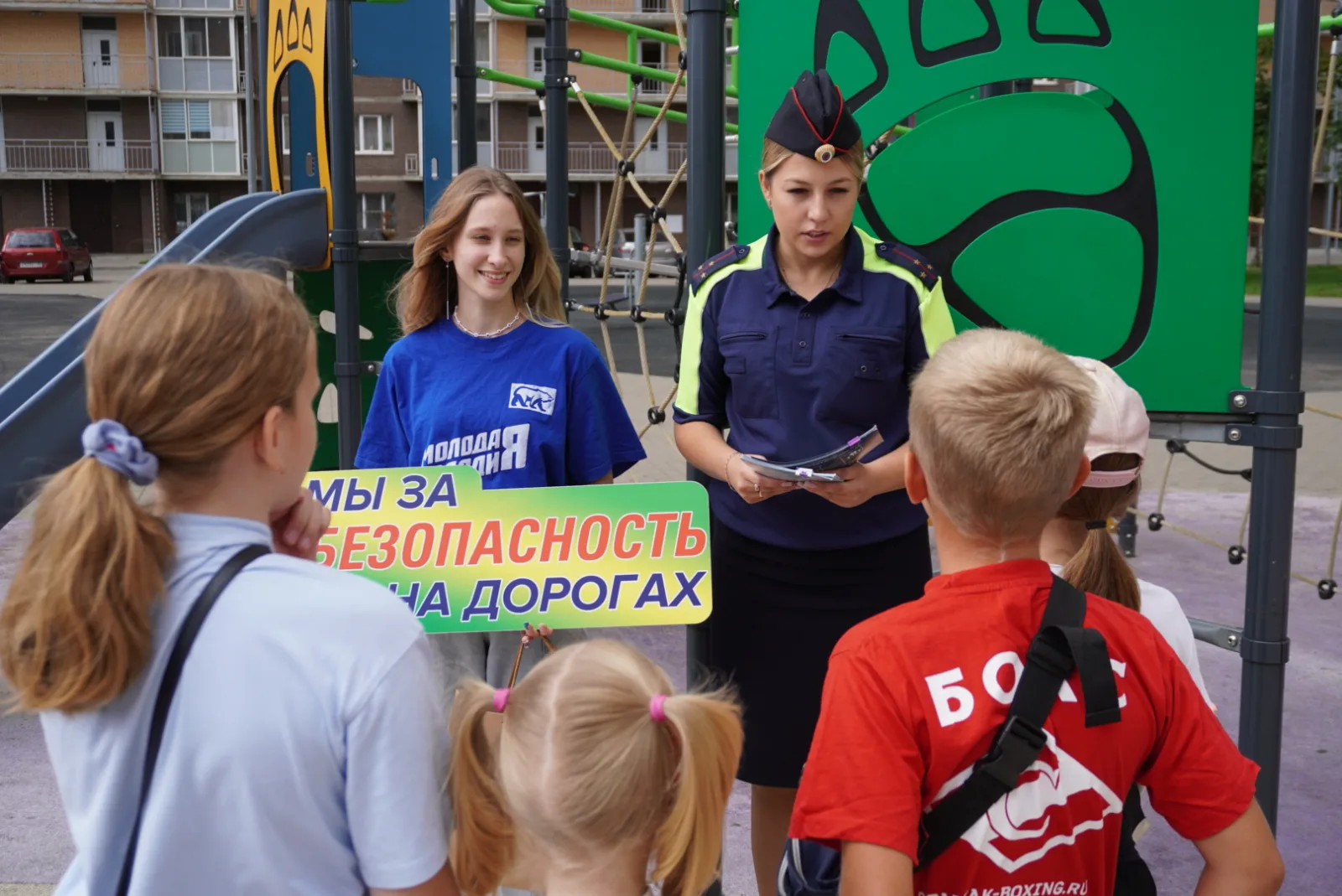 Люберецкие молодогвардейцы раздали светоотражающие значки детям