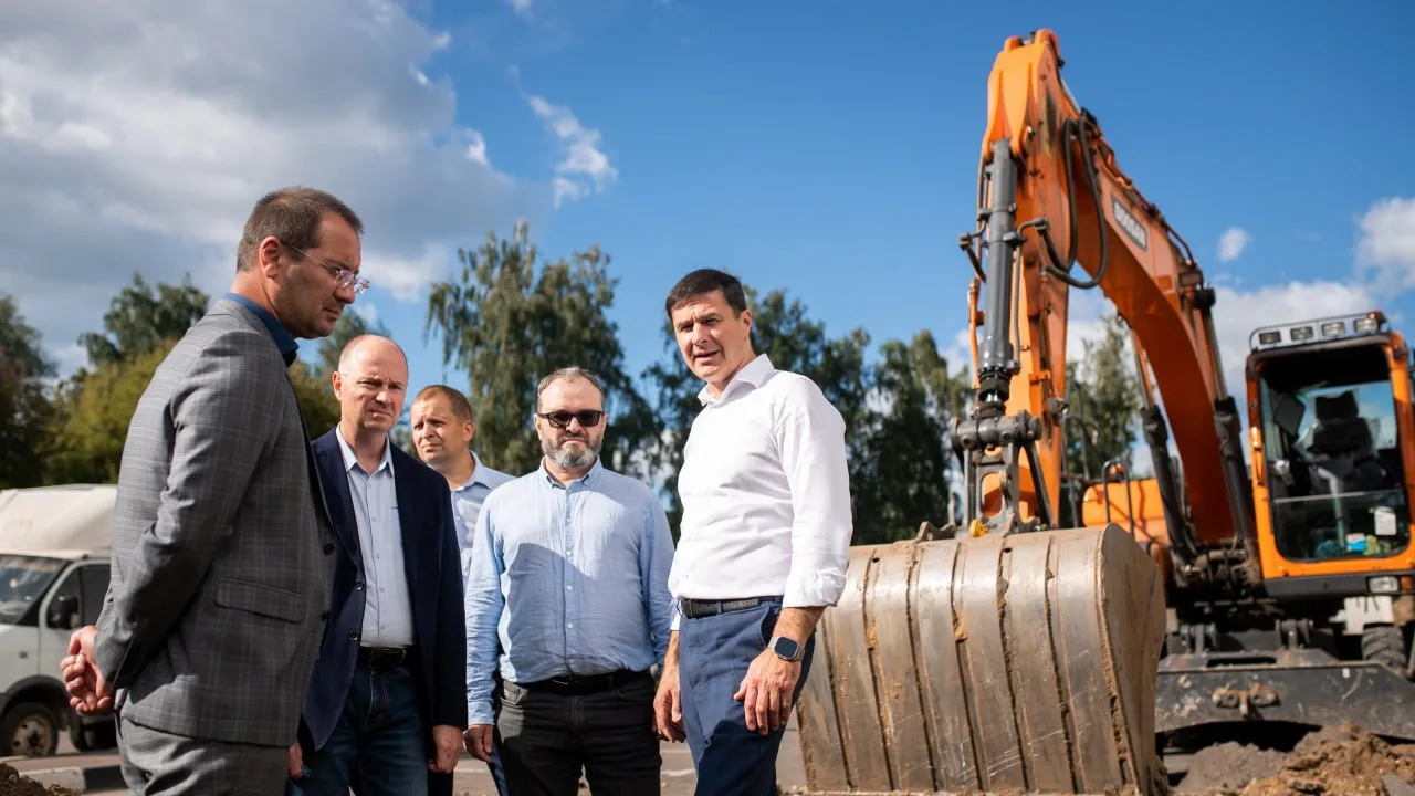 Владимир Волков проверил ход ремонта теплотрассы в Люберцах