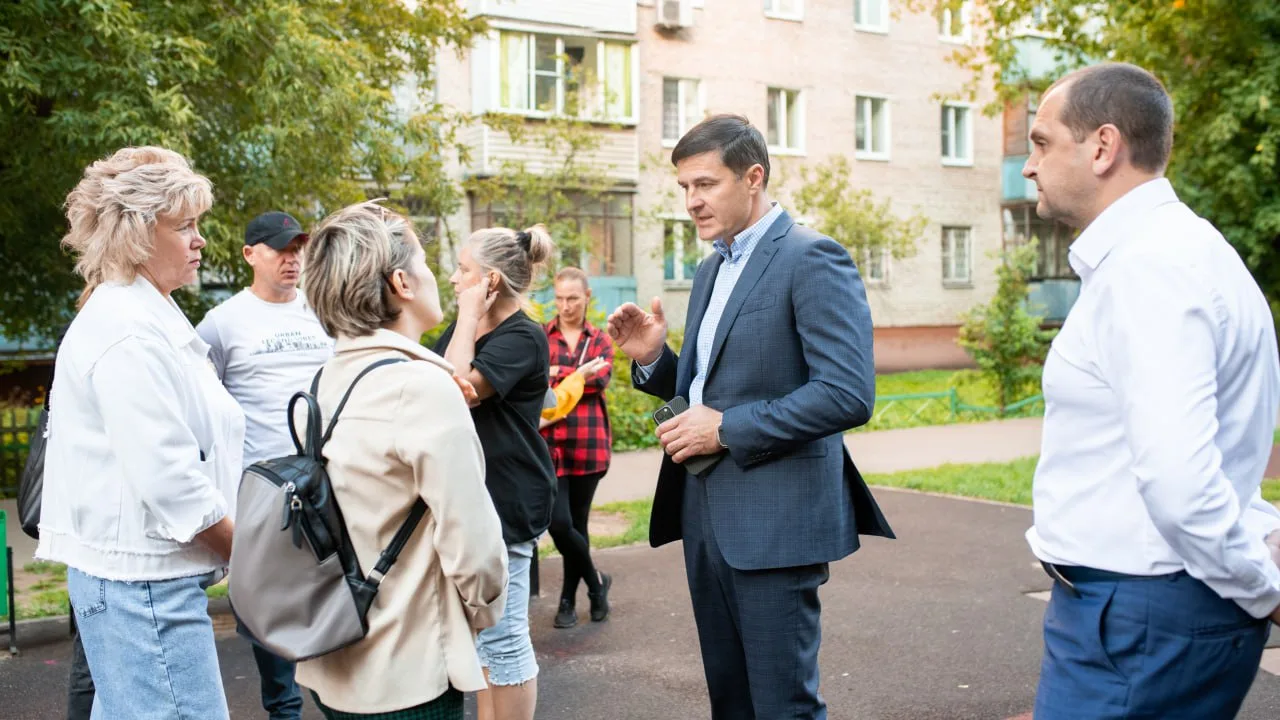 Владимир Волков встретился с жителями во дворе дома №46 в пос. Калинина