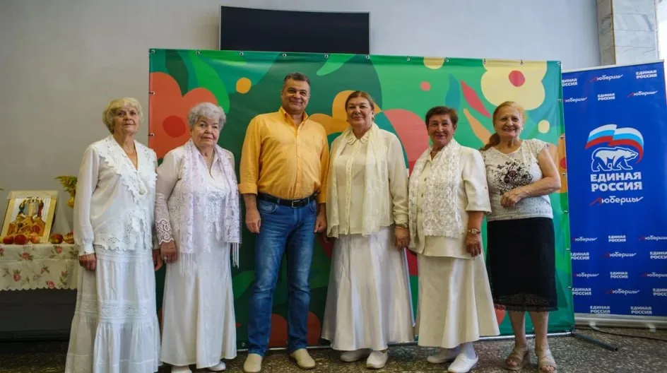 Партийцы поздравили жителей Люберец с Яблочным Спасом и передали несколько коробок фруктов