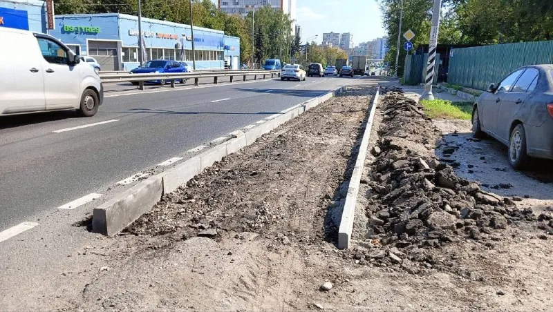 В поселке Люберец по просьбам жителей обустраивают тротуар
