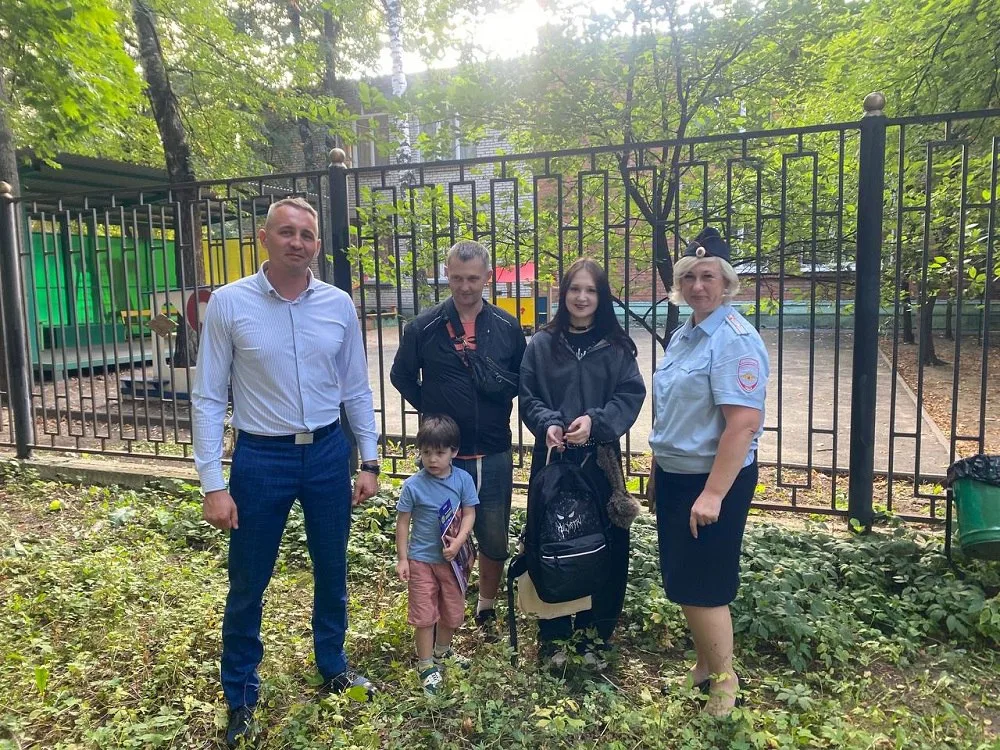 Полицейские и общественники в Люберцах провели акцию «Помоги пойти учиться!»