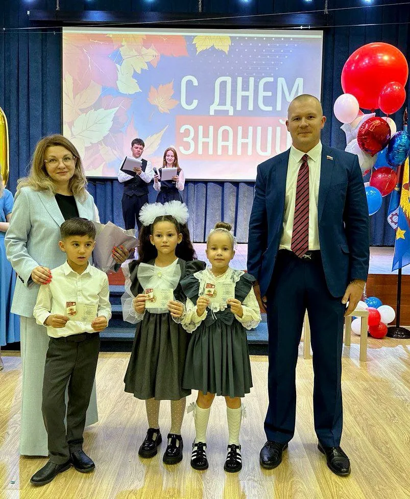 Золотые знаки ГТО вручили первоклассникам Люберец на школьных линейках