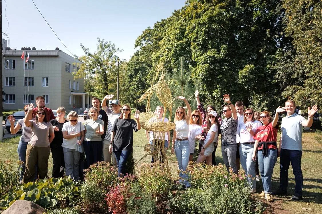 На территории роддома Люберец высадили деревья, кустарники и установили арт-объект