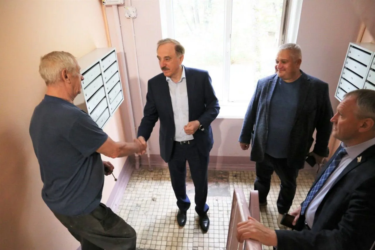 Владимир Ружицкий проверил ход ремонта подъездов МКД в Люберцах