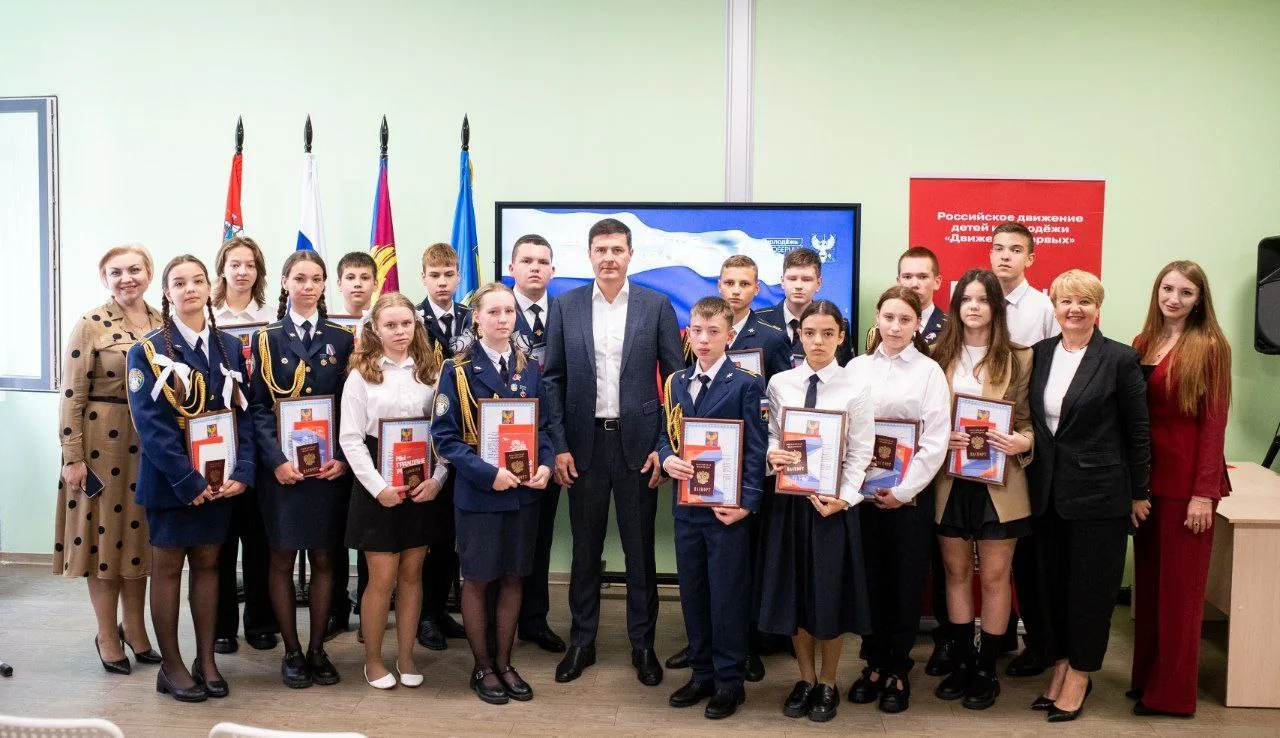 Владимир Волков вручил паспорта юным жителям Люберец