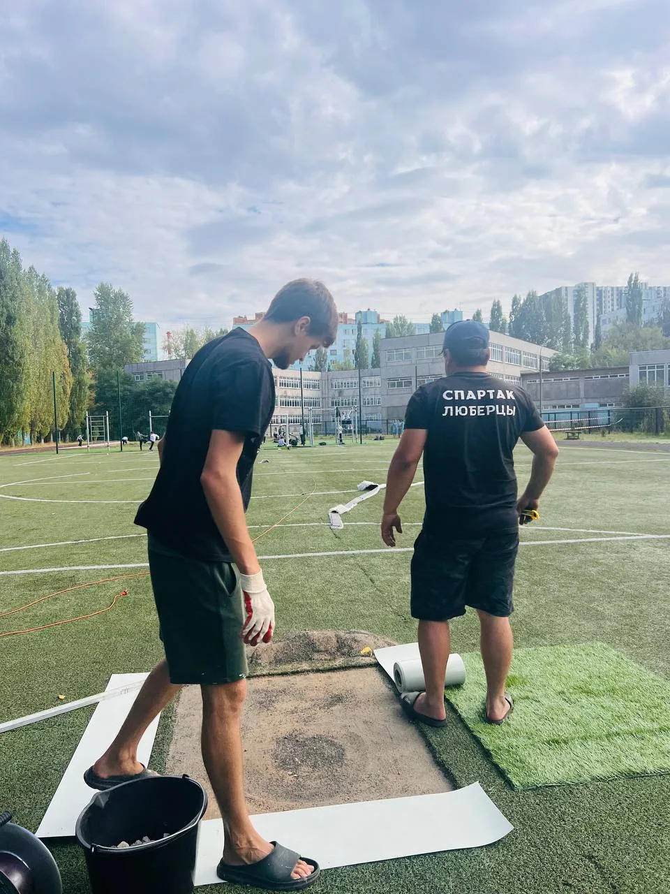 Представители футбольной школы «Спартак» в Люберцах отремонтировали футбольное поле