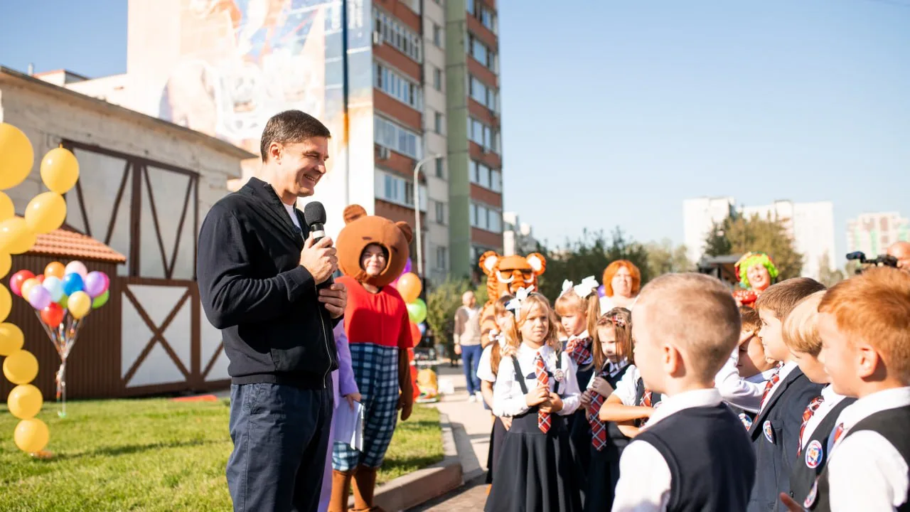 Владимир Волков поучаствовал в открытии нового сквера в космическом стиле в поселке Люберец