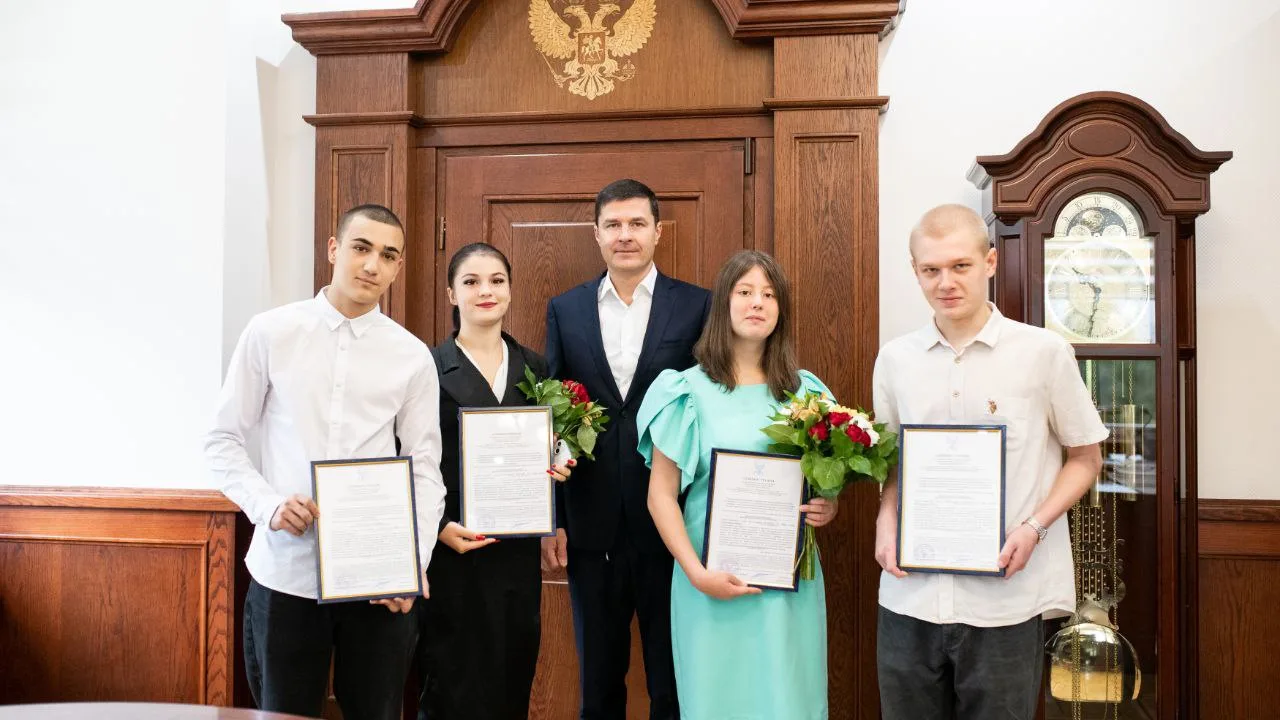 Владимир Волков вручил четыре жилищных сертификата детям-сиротам из Люберец