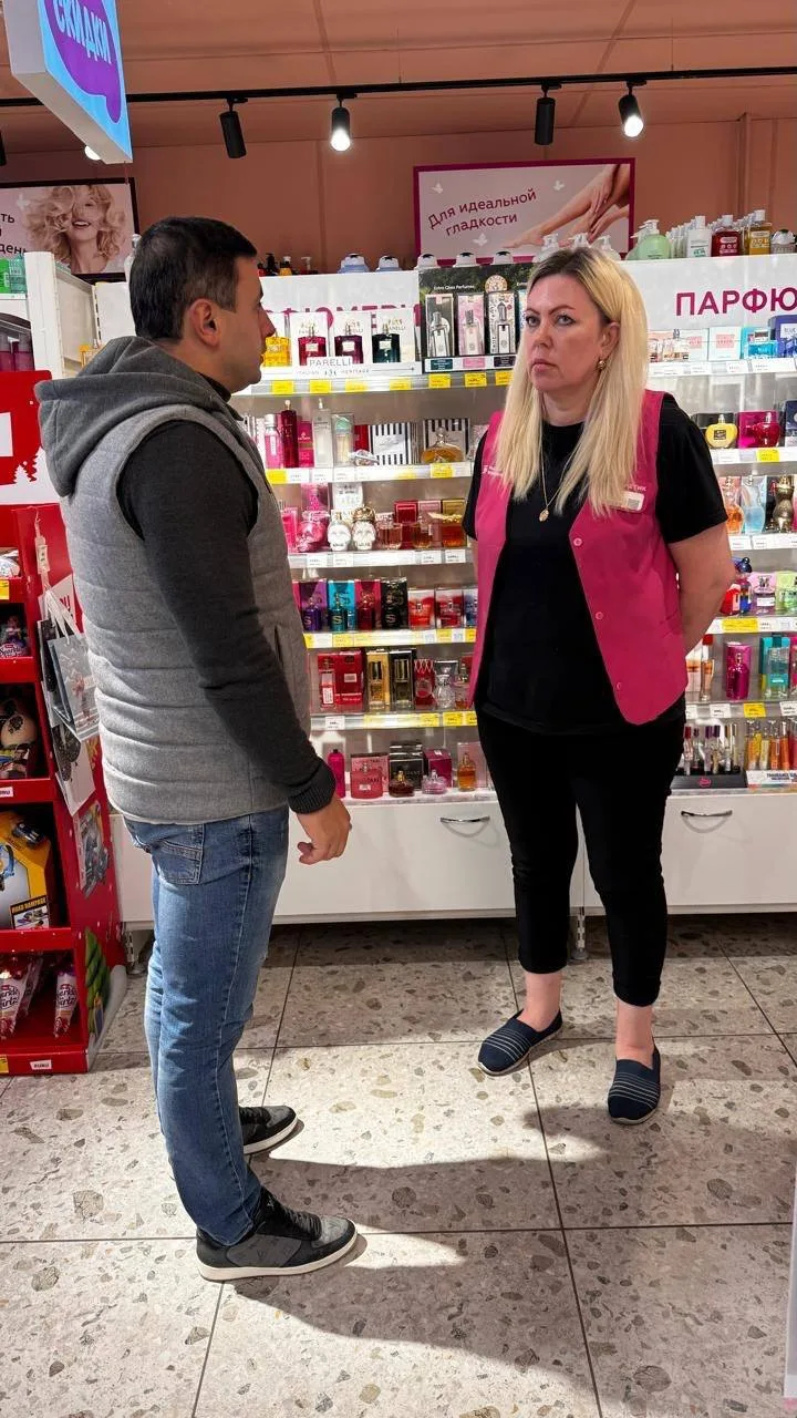 Депутат Люберец во время встречи в магазине обсудил вопрос трудоустройства студентов