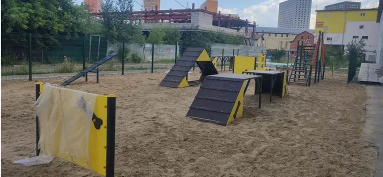 По просьбе жителей в Люберцах обустроят две площадки для выгула собак