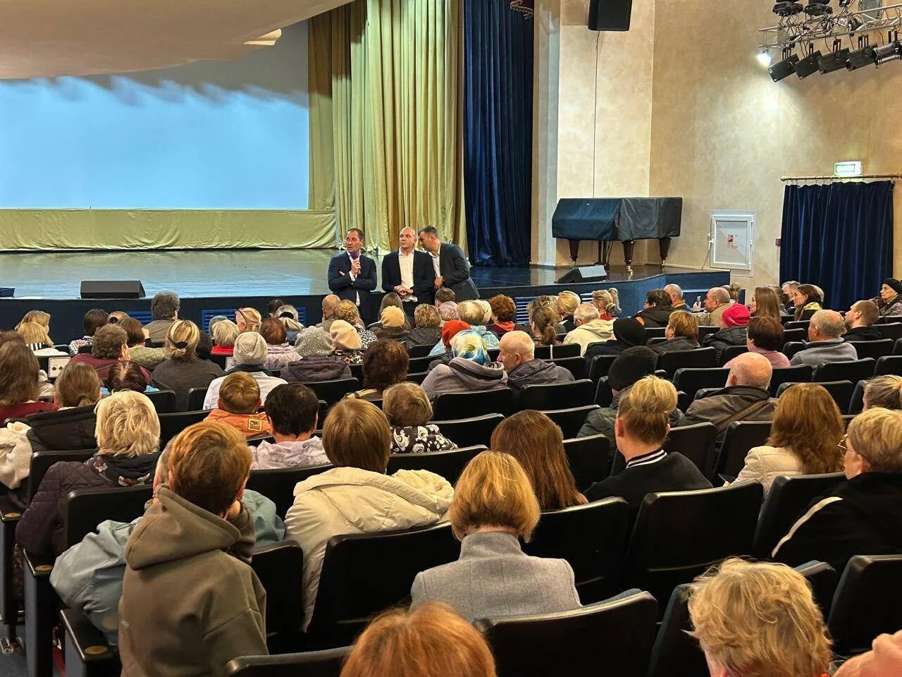 С жителями поселка Люберец провели встречу по вопросу работы новой управляющей компании