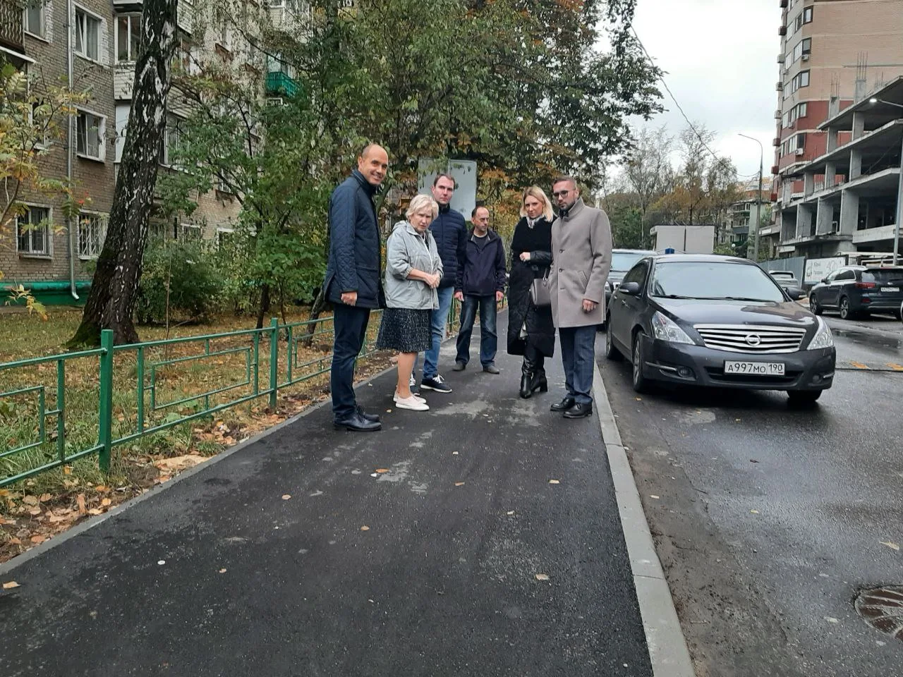 Партийцы проинспектировали обустройство нового тротуара в Люберцах