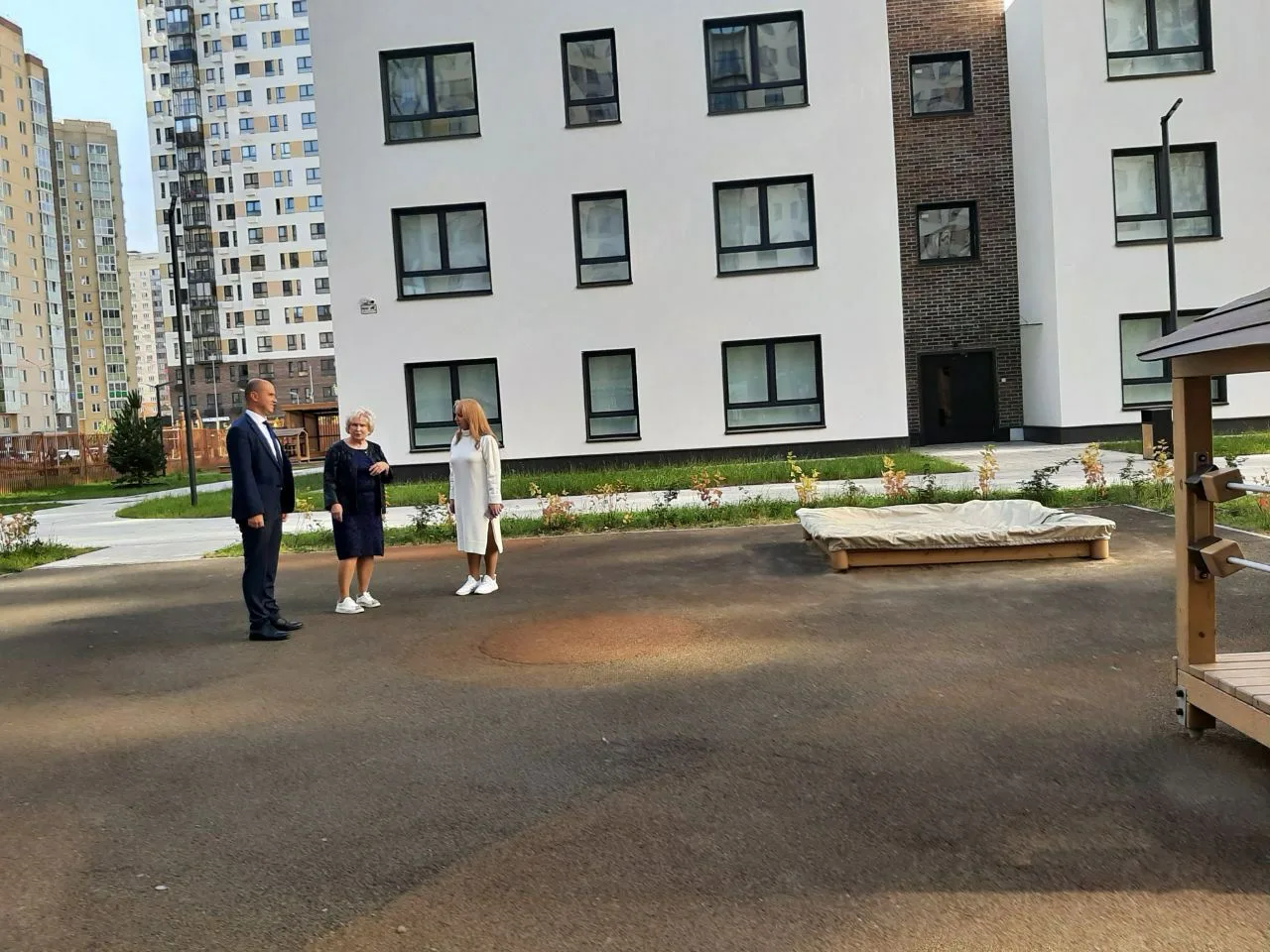 Партийцы проверили благоустройство территории детского сада Люберец