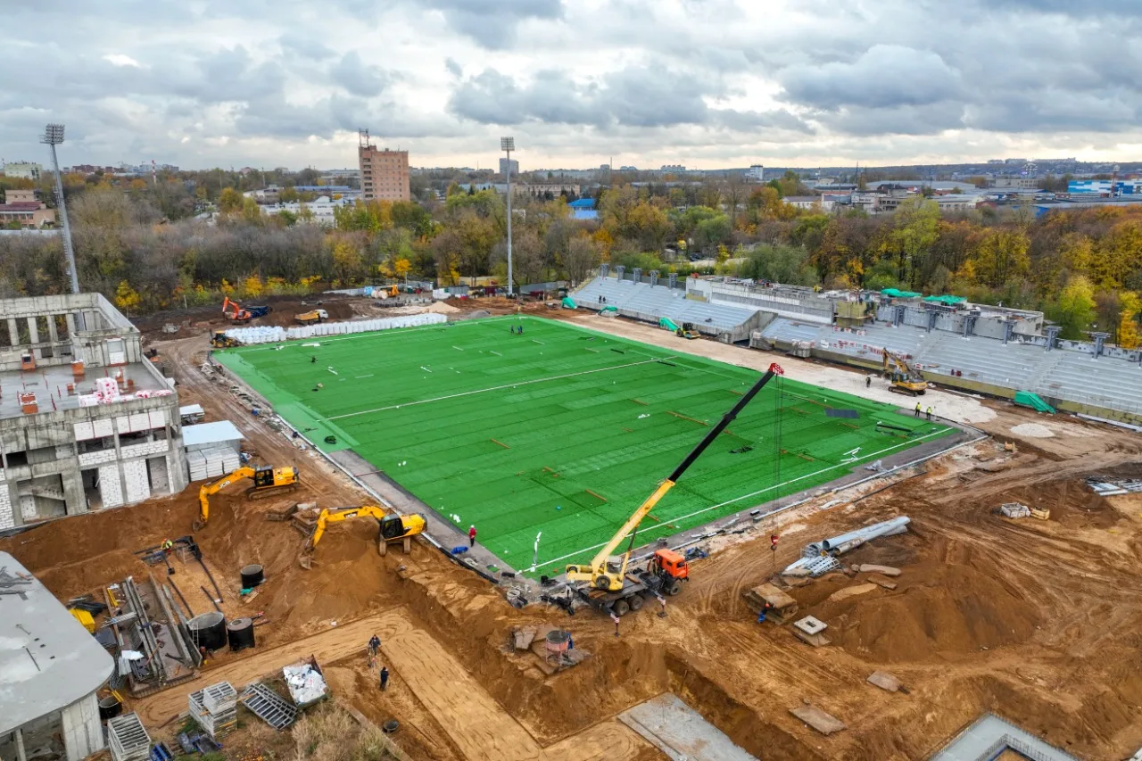 На стадионе «Торпедо» в Люберцах уложили искусственный газон