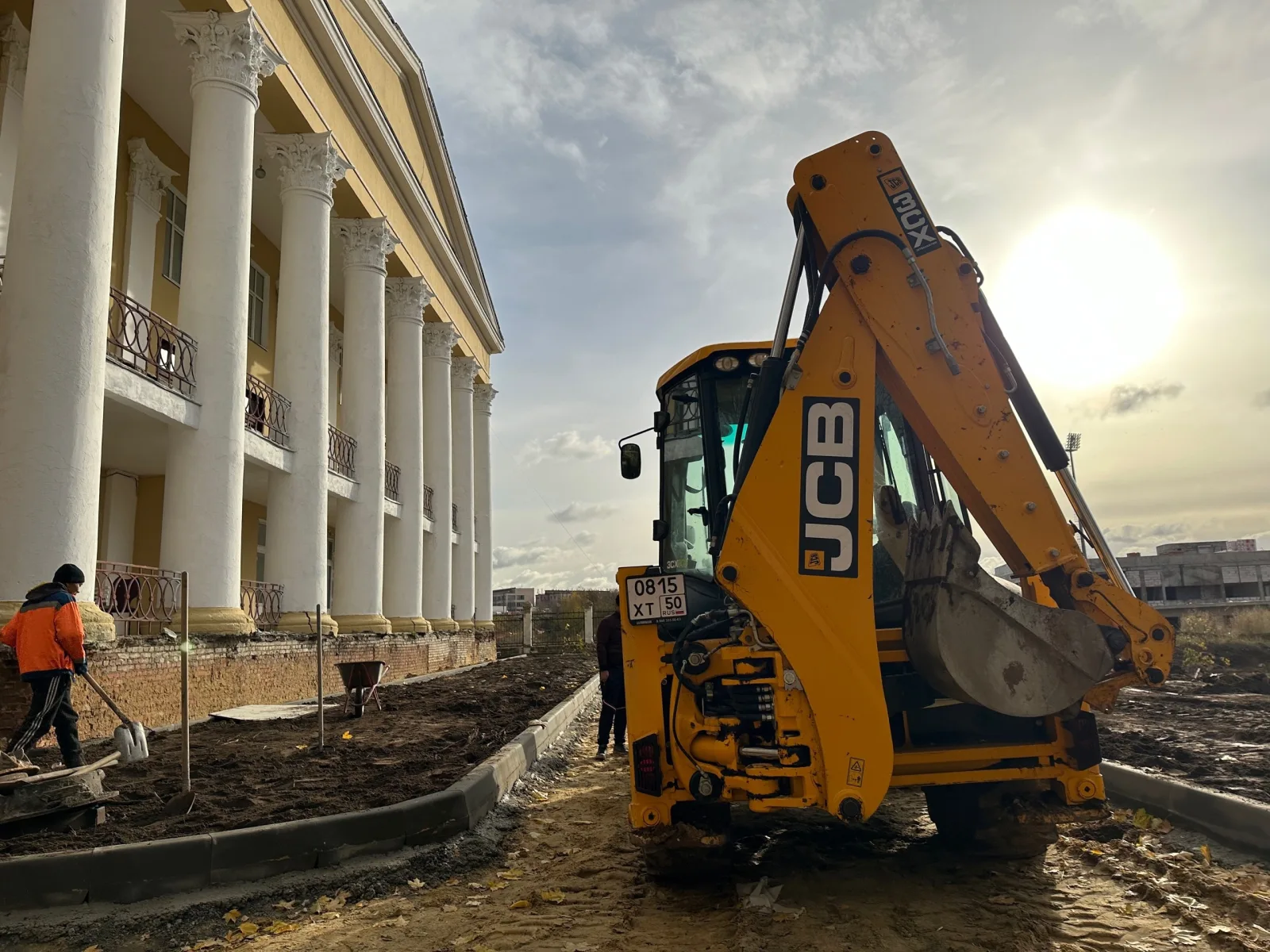 Продолжаются работы по благоустройству территории около люберецкого ДК