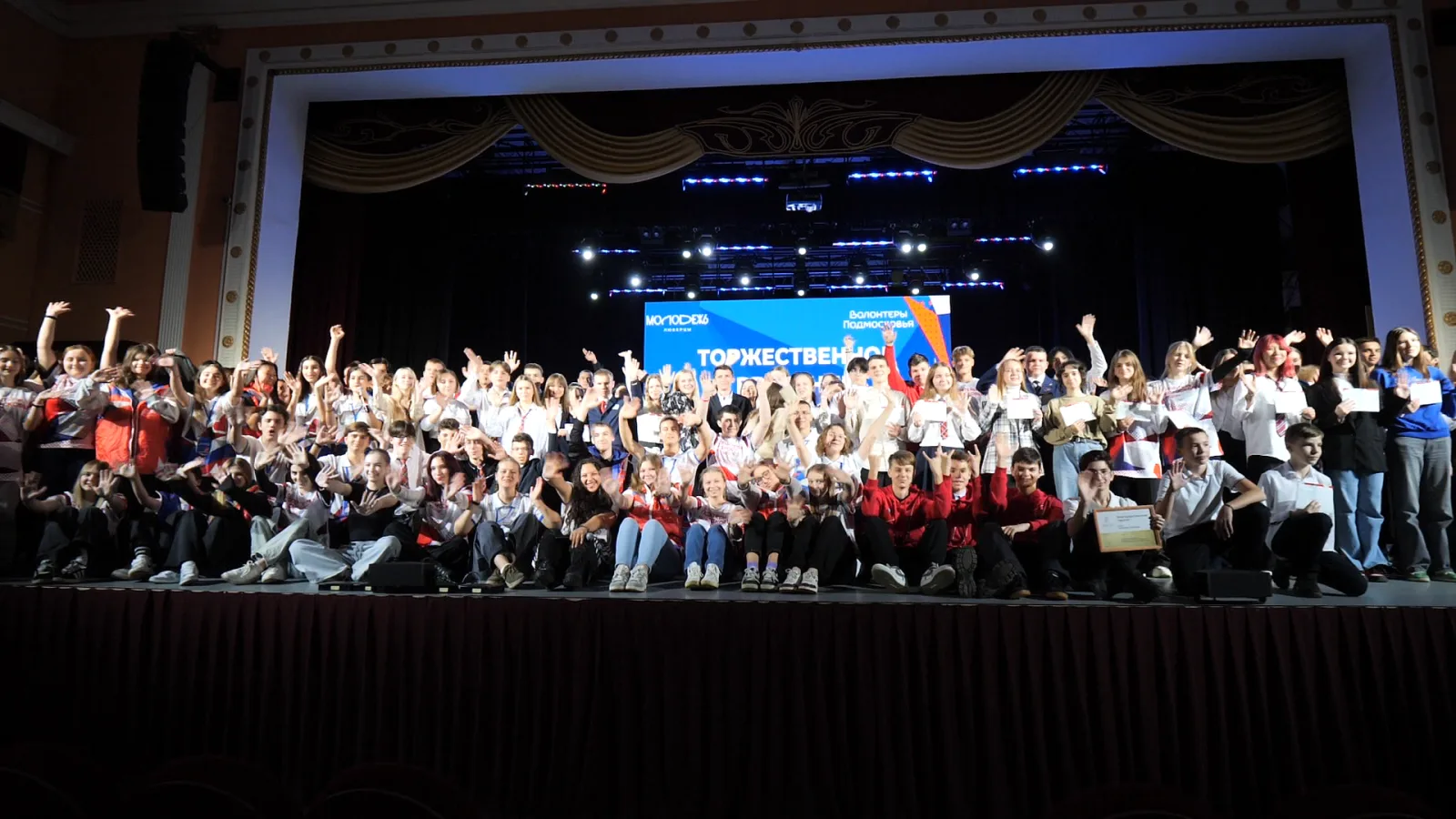 Владимир Волков поздравил добровольцев Люберец с праздником