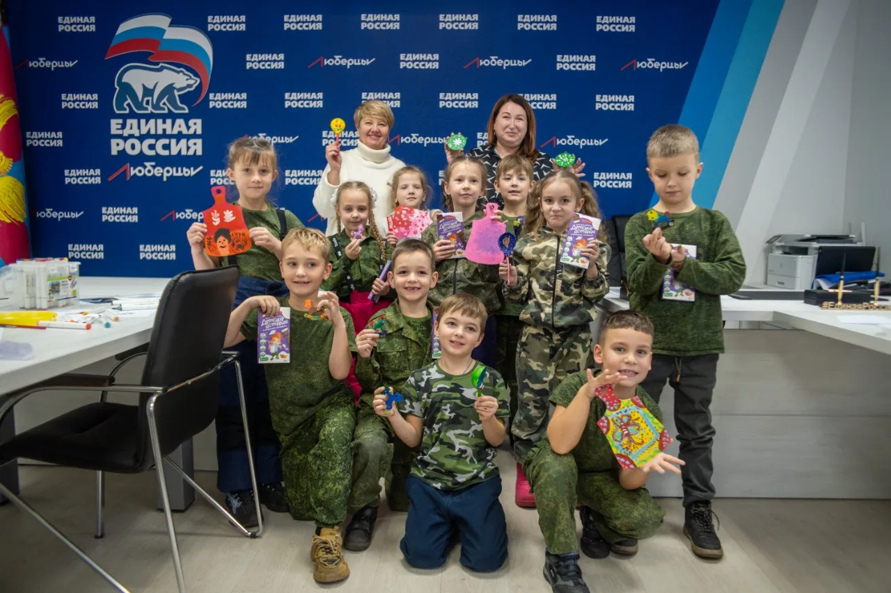 В Люберцах для школьников организовали мастер-класс по росписи деревянных игрушек