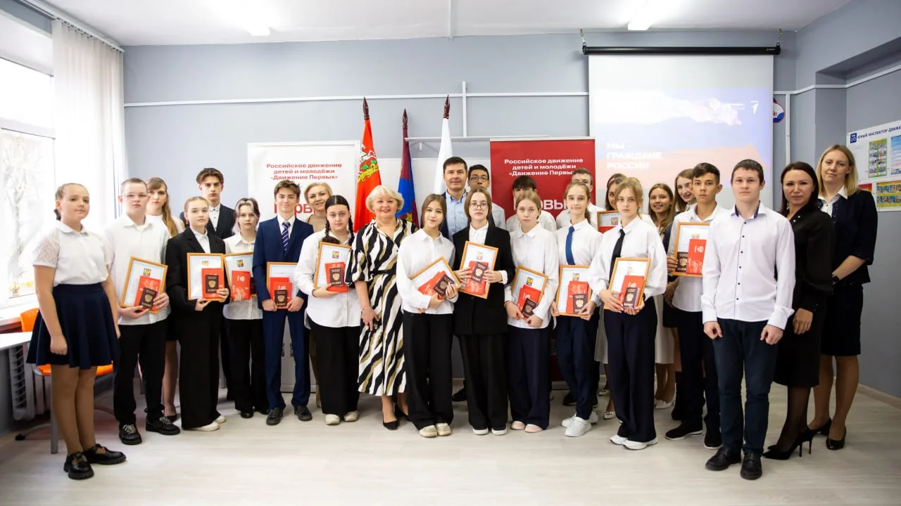 Владимир Волков вручил паспорта 15 юным жителям Люберец