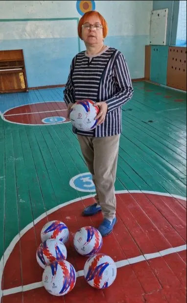 Руководитель футбольной школы «Спартак» в Люберцах передал мячи в социально-реабилитационный центр Херсонской области