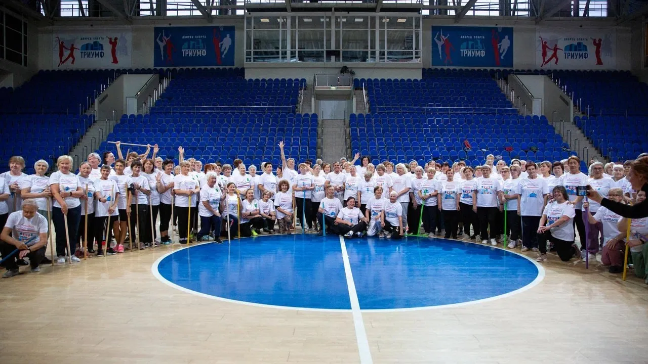 Известный кинокаскадер провел для долголетов в Люберцах зарядку