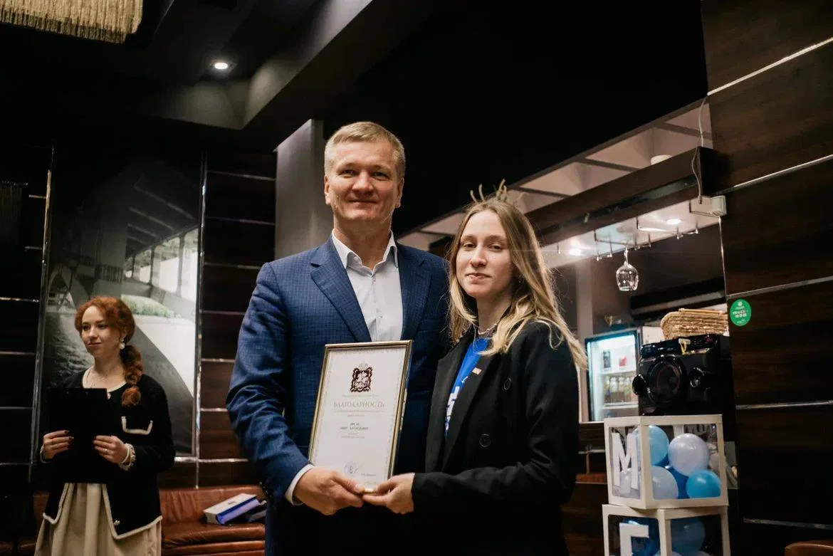 Партийцы поздравили активистов «Молодой Гвардии Единой России» Люберец с днем рождения организации