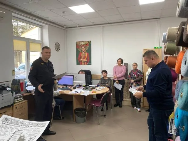 Полицейские для сотрудников предприятия в Люберцах провели акцию «Осторожно - мошенники!»