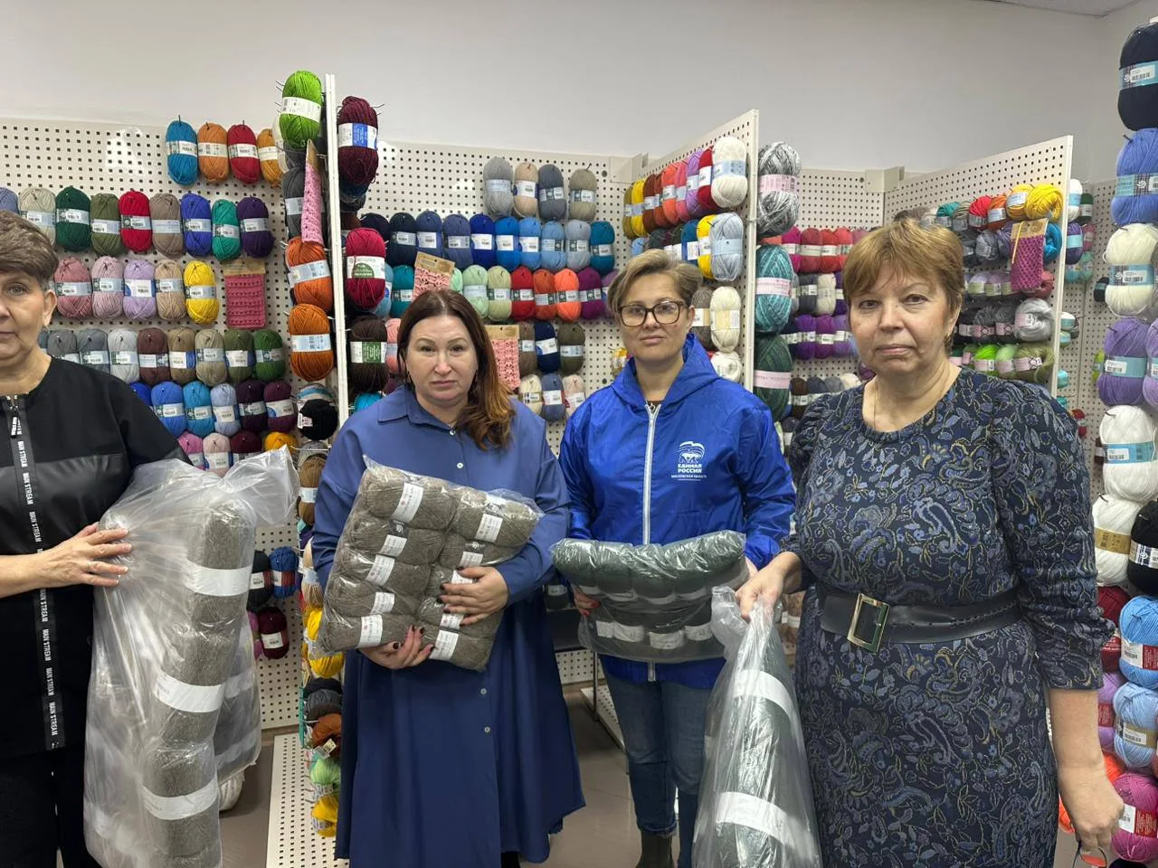 Более 10 кг пряжи передали представители фабрики «Пехорский текстиль» Люберец волонтёрам