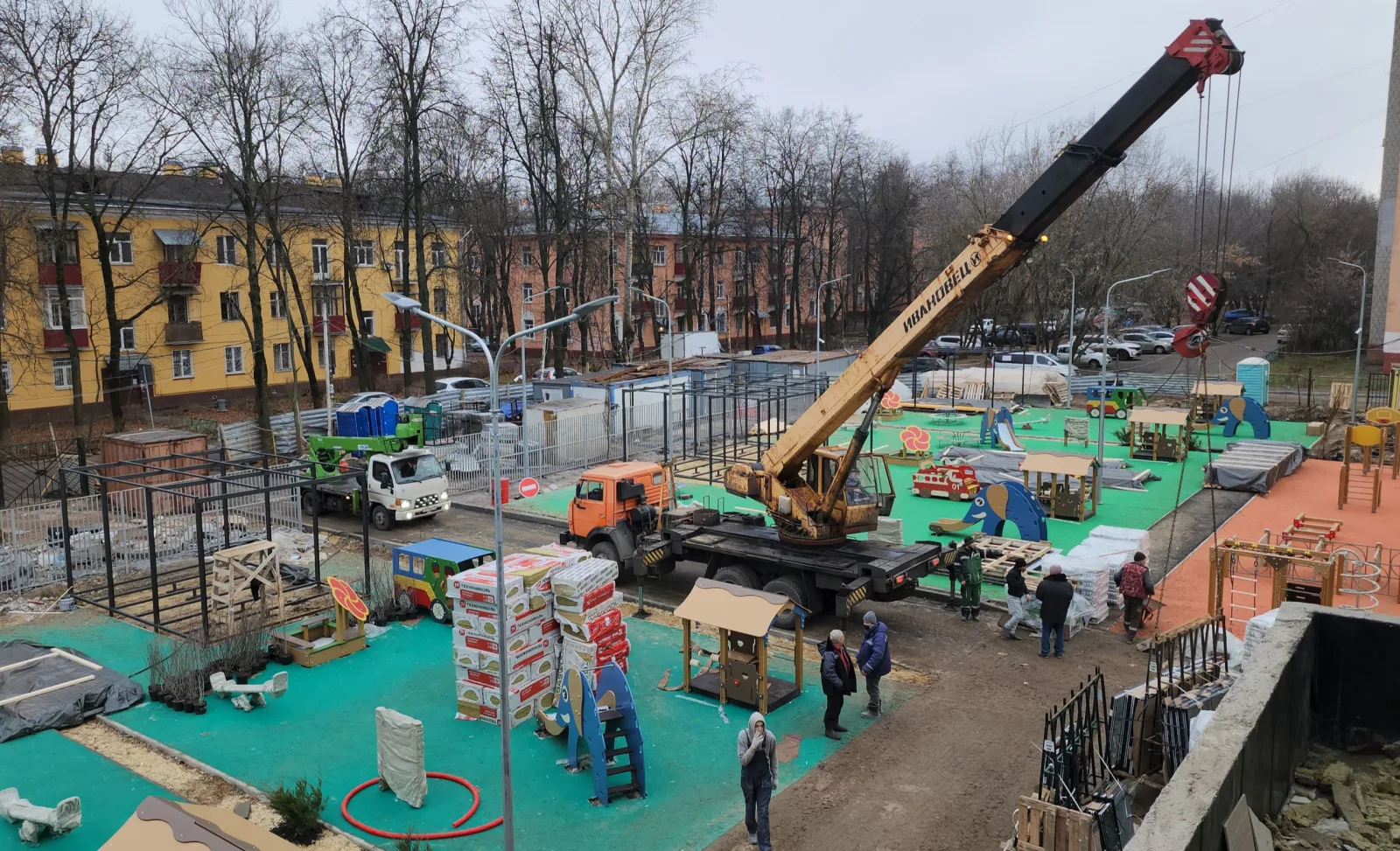 Игровые комплексы устанавливают в строящемся детском саду Люберец