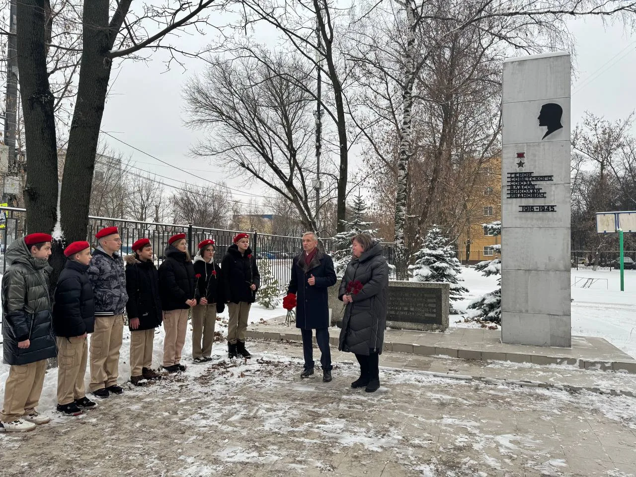 Партийцы Люберец возложили цветы к памятникам Героям Советского Союза Николаю Власову и Николаю Дугину