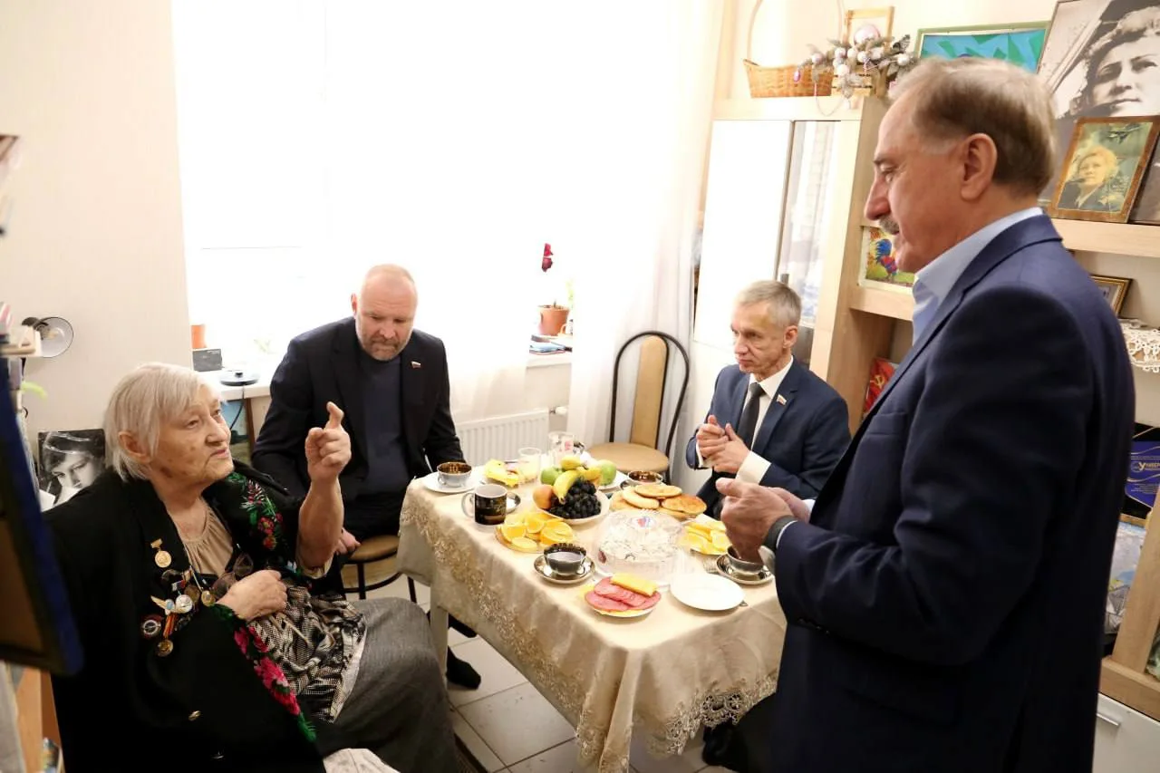 Владимир Ружицкий поздравил 15-кратную рекордсменку мира по вертолетному спорту с профессиональным праздником