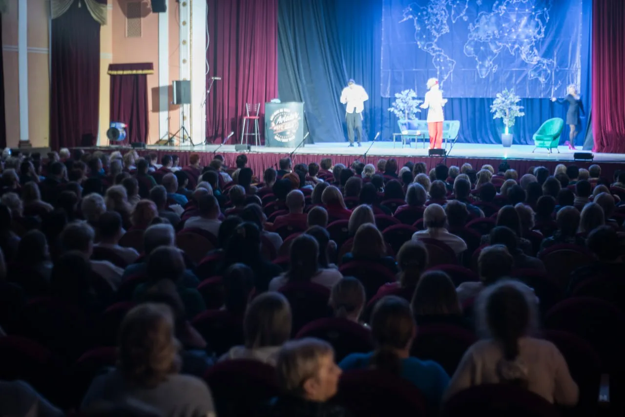 Более 700 медиков и учителей посетили спектакль в Люберцах