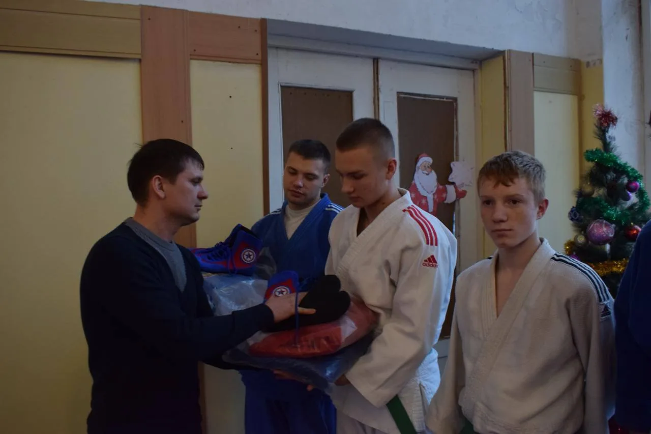 Двадцать комплектов спортивной формы вручил председатель Федерации самбо Люберец спортшколе Харцызска  