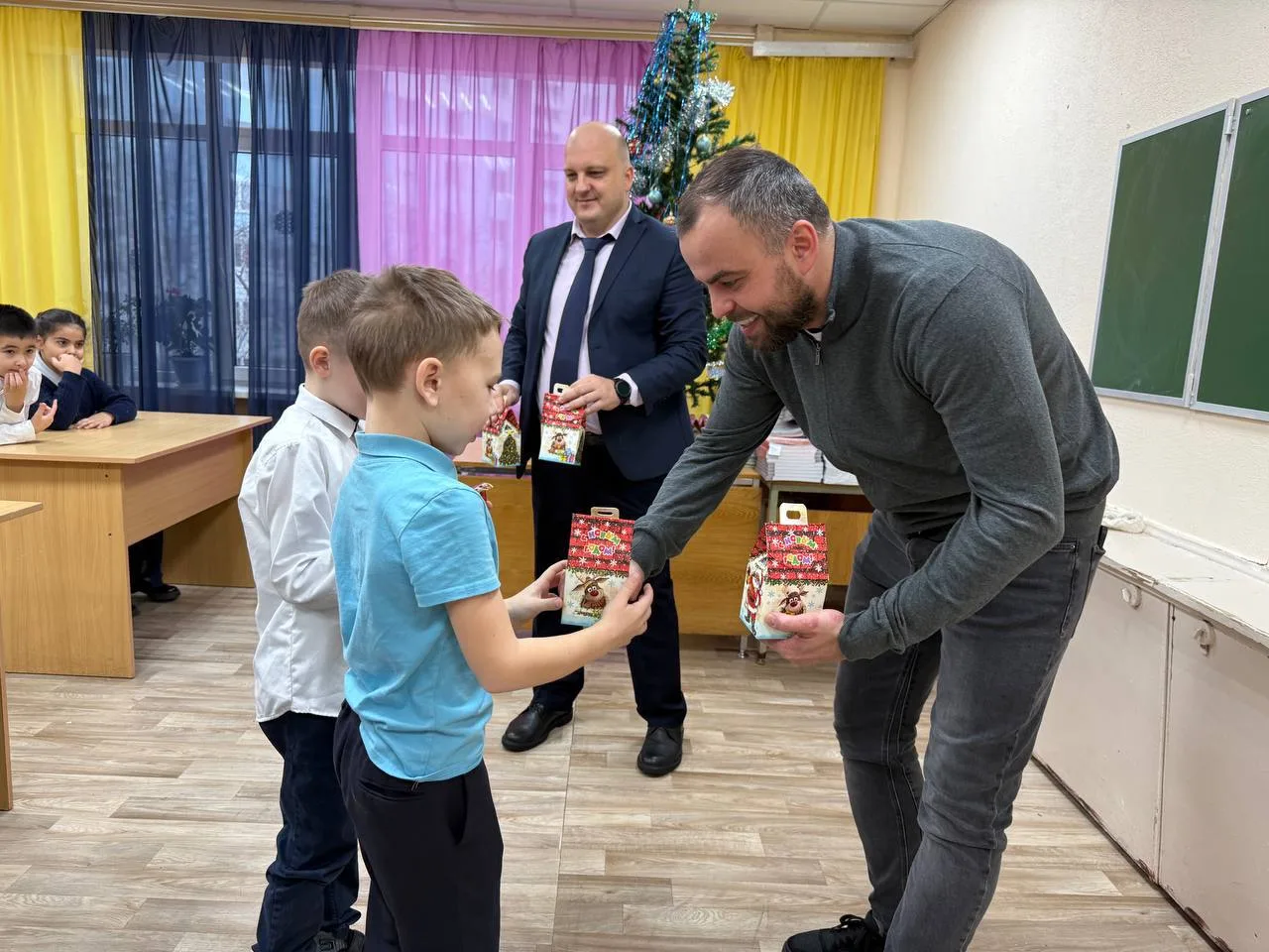 Руководитель ФШ «Спартак» в Люберцах поздравил детей участников СВО с наступающим Новым годом