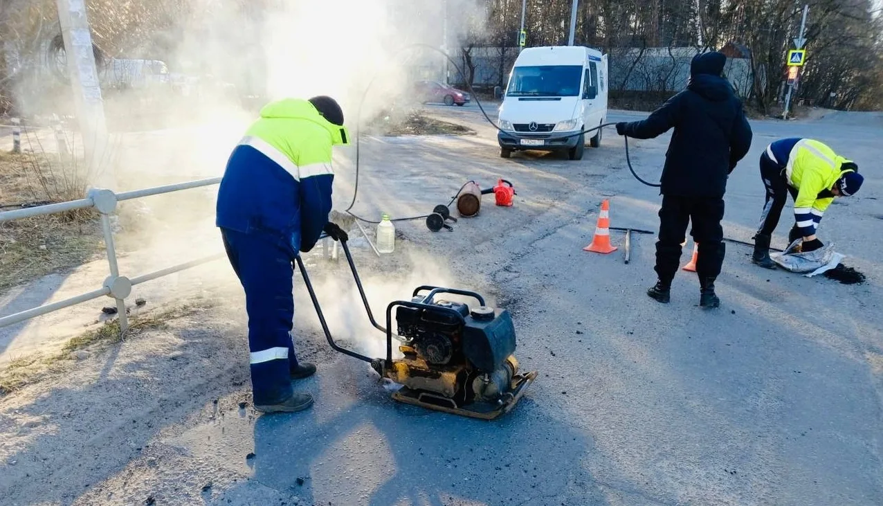 Более 300 квадратных метров ям заделали на дорогах в поселках Люберец на минувшей неделе