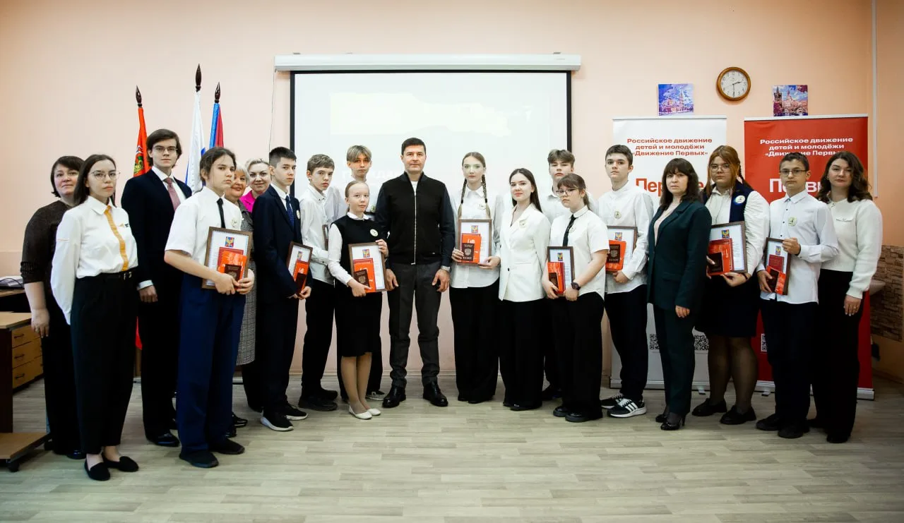 Владимир Волков вручил паспорта юным жителям Люберец