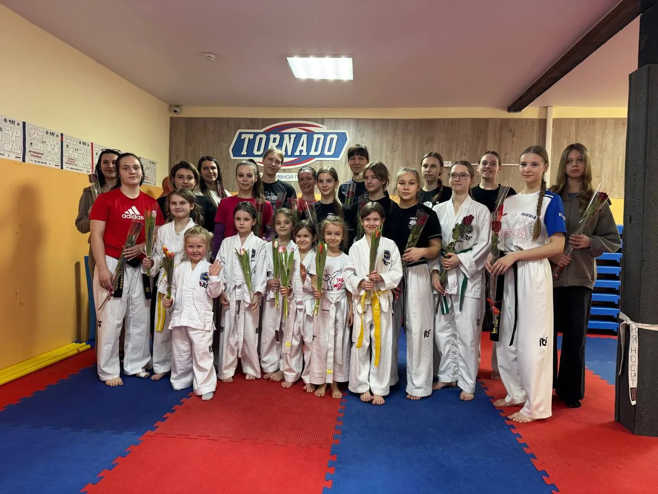 Представители спортивных федераций Люберец поздравили женщин с 8 марта