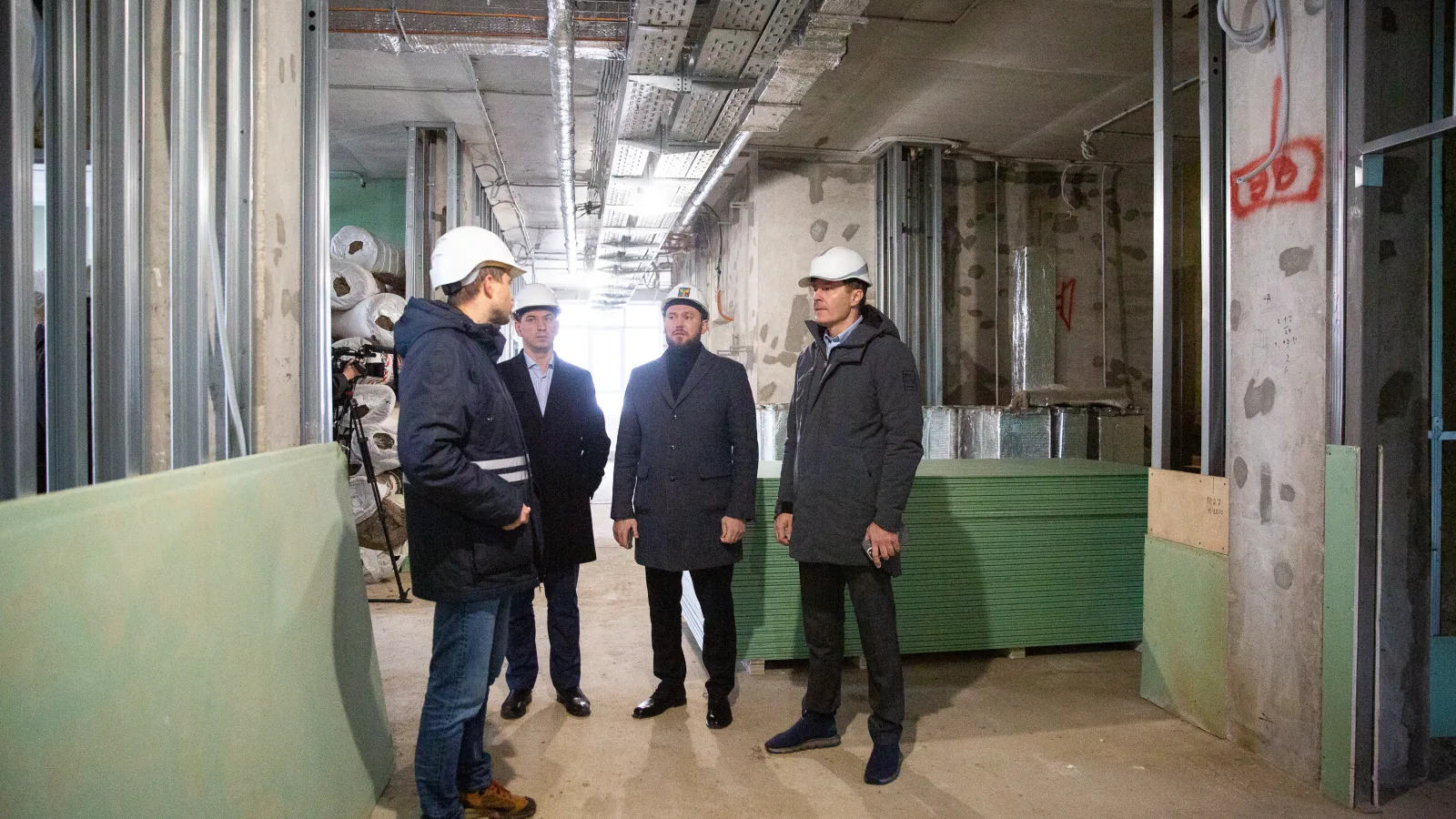 Владимир Волков проверил ход строительства поликлиники на 300 посещений в смену