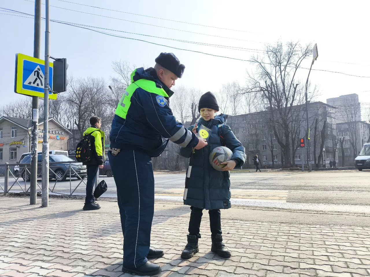 Автоинспекторы Люберец напомнили пешеходам о правилах безопасного перехода проезжей части