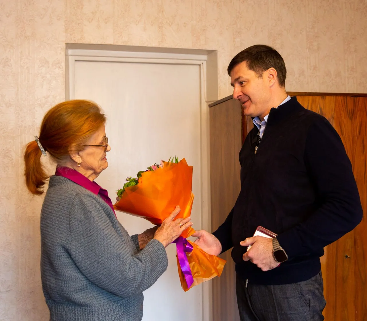 Владимир Волков вручил жительнице блокадного Ленинграда юбилейную медаль к 80-летию Победы