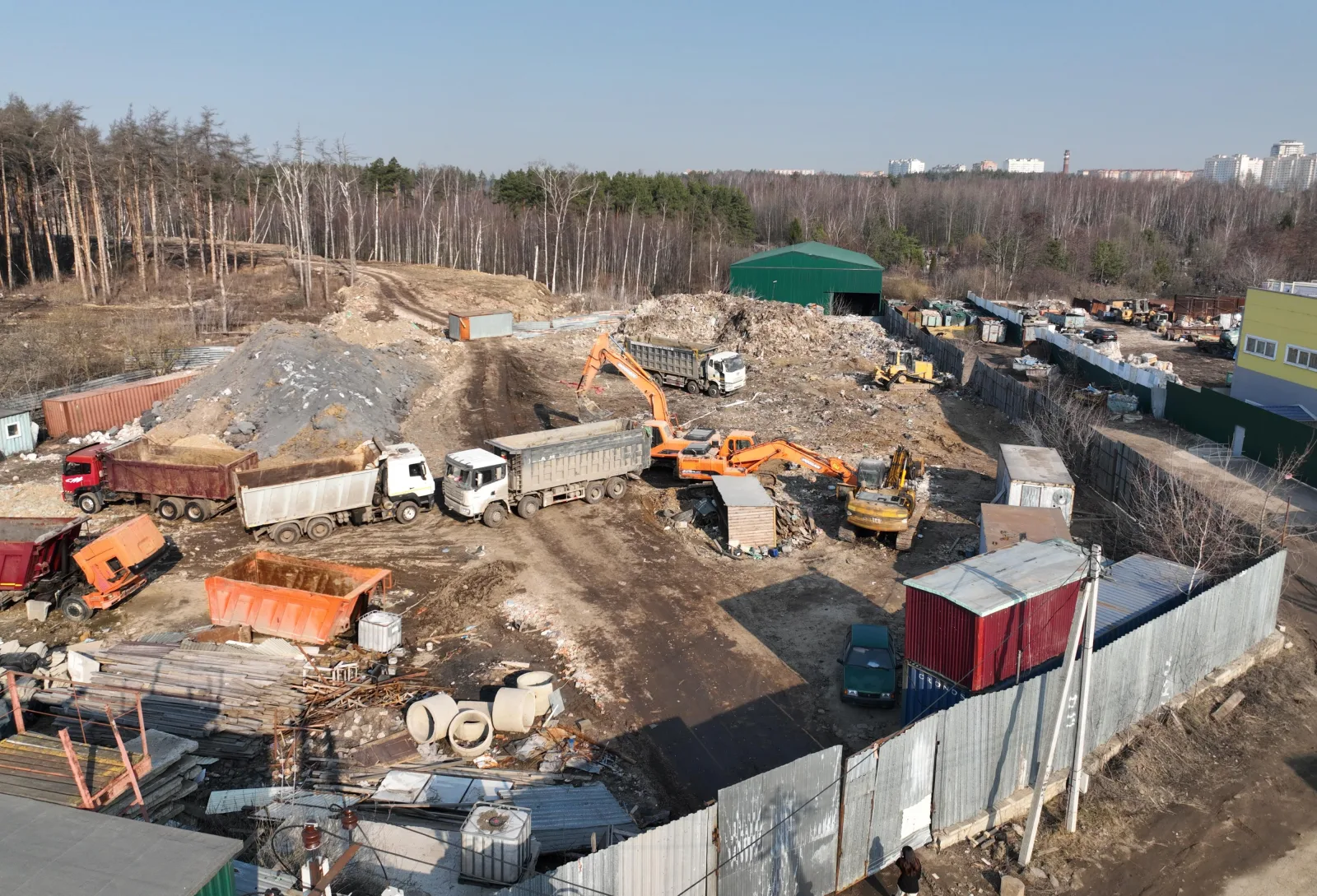 Отходы вывозят с нелегального мусорного полигона вблизи кладбища в поселке Люберец