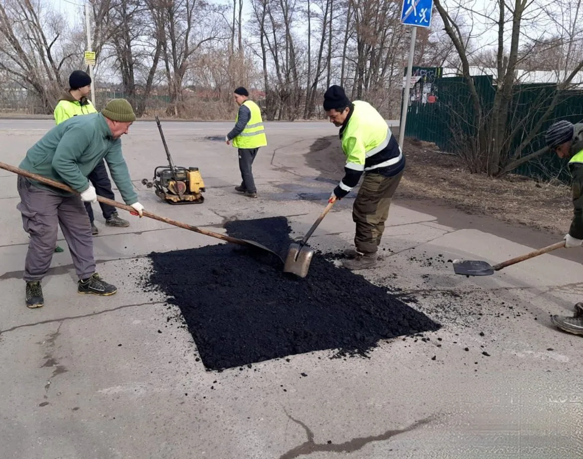 Более трех тысяч дорожных ям устранили на дорогах с начала года