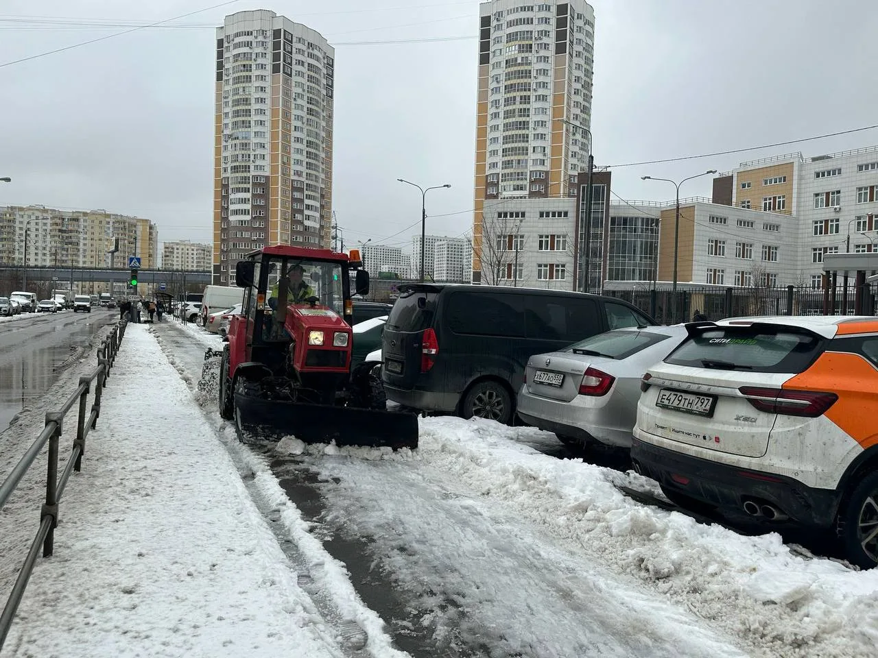 Более 300 км дорог обработали от гололёда в Люберцах за сутки