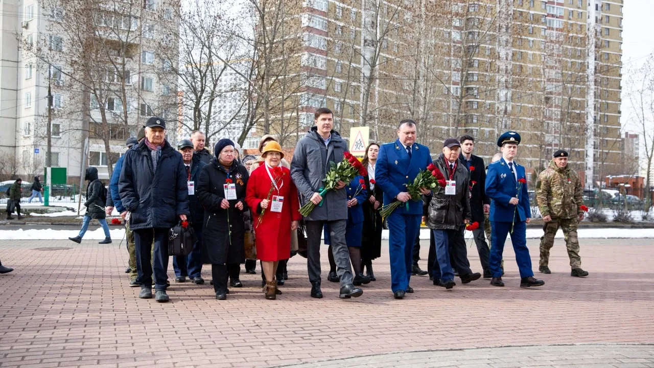 Владимир Волков вместе с делегацией из Беларуси возложил цветы к памятнику «Три Ивана» в Люберцах