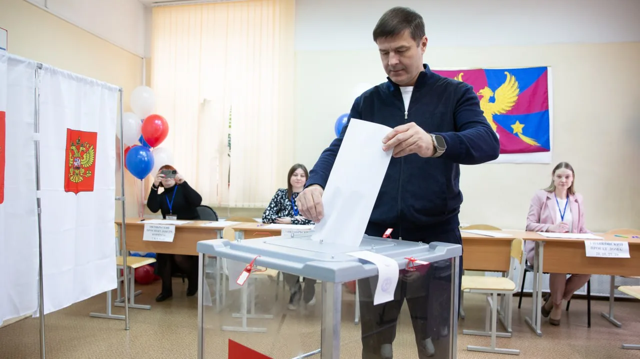 Глава Люберец Владимир Волков проголосовал на выборах в Совет депутатов