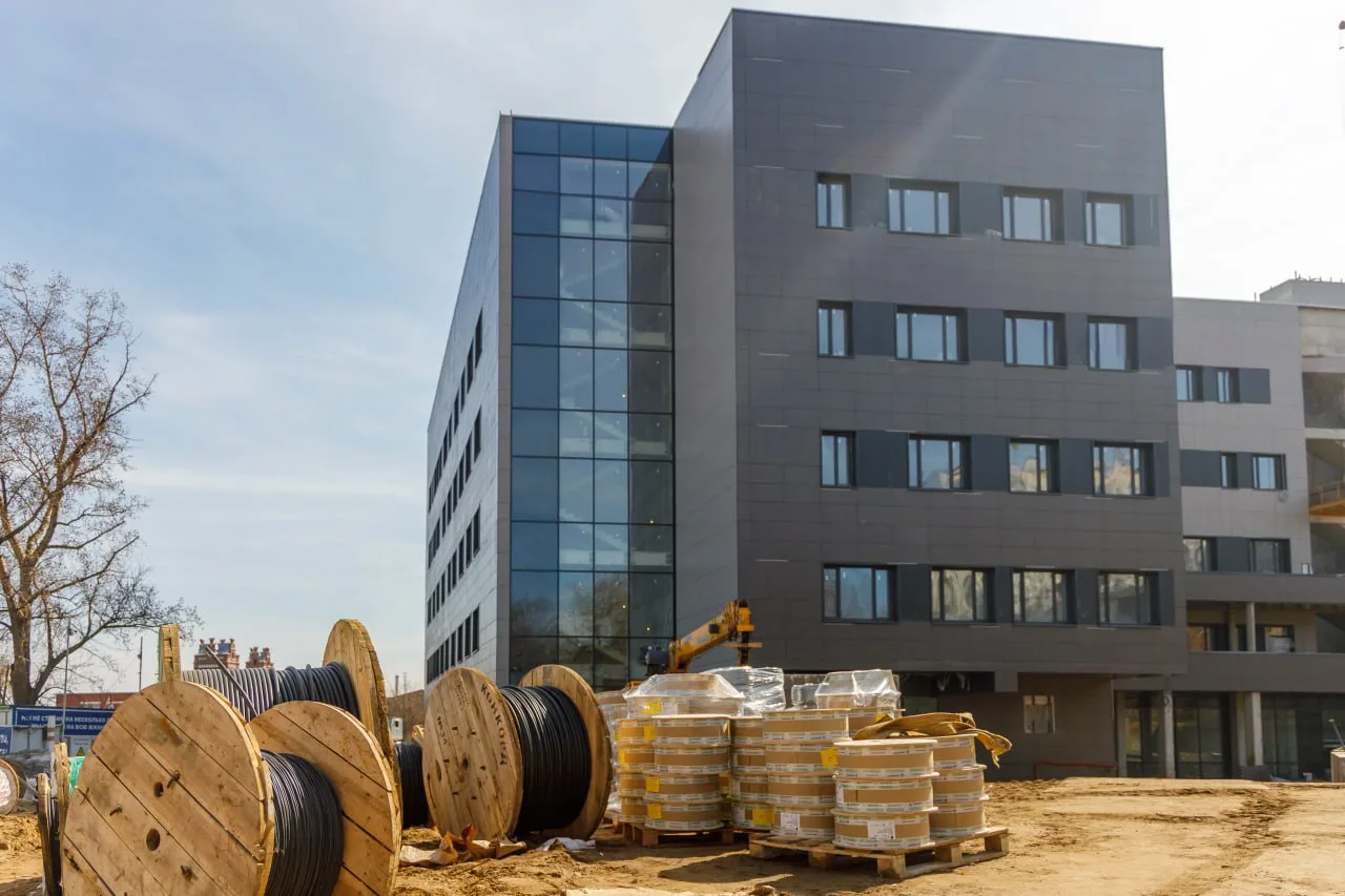 Специалисты приступили к внутренней отделке кабинетов в строящейся поликлинике Люберец