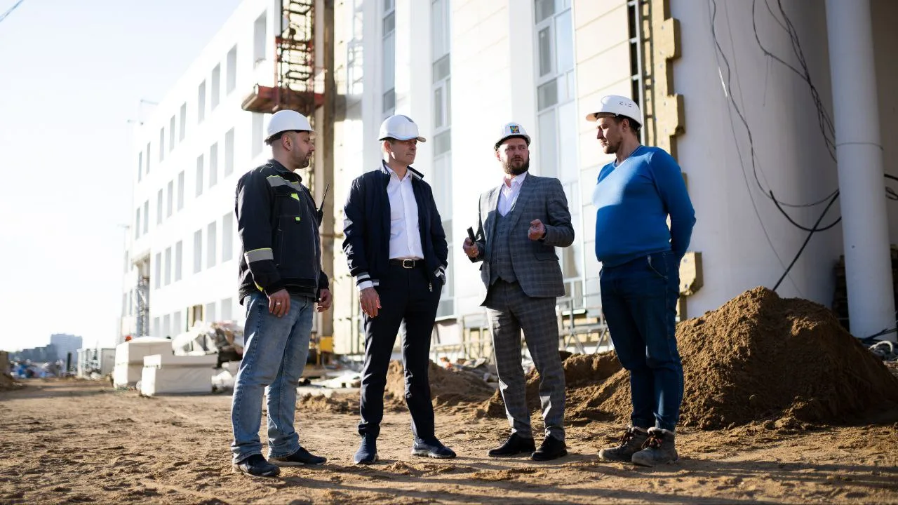Владимир Волков проверил ход строительства школы №7 городского округа Люберцы
